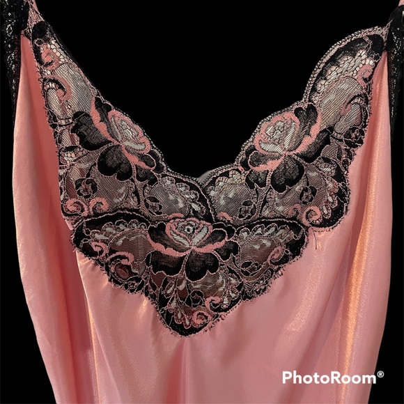 Fantasies by Morgan Taylor Exquisite Peignoir Set - Picture 6 of 7